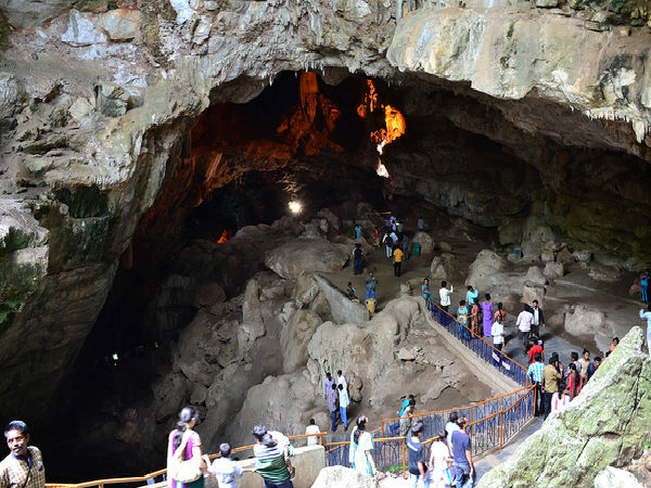 బొర్రా గుహలు