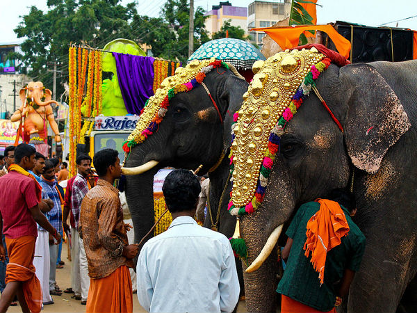 పది రోజుల వేడుకగా ...