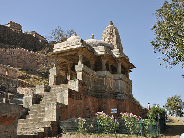 మమ్మాదేవ్ ఆలయం