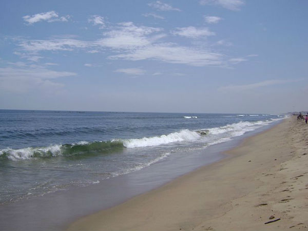 మెరీనా బీచ్ (13 కి.మీ. –చెన్నై) 