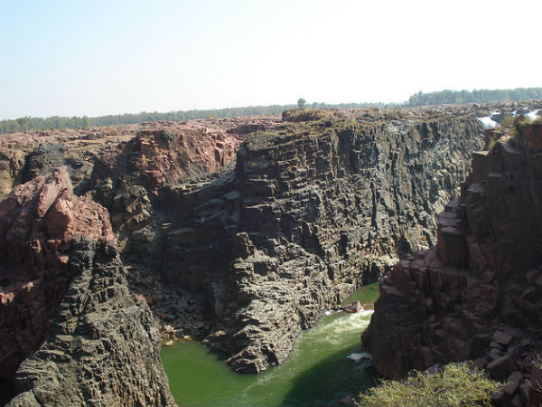 పాండవుల గుహలు మరియు జలపాతాలు