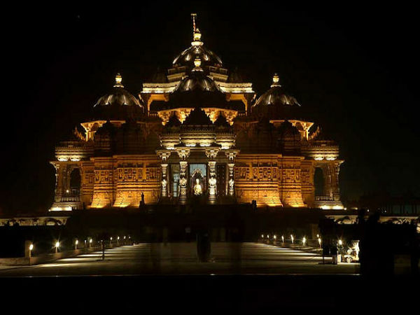 అక్షరధామ్ ప్రధాన దేవాలయం లో సాయంత్రం వేళ ...