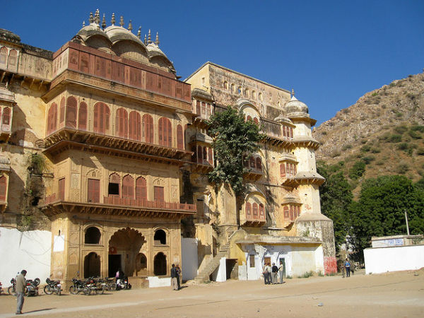 రాజభవంతులు, అల్వార్