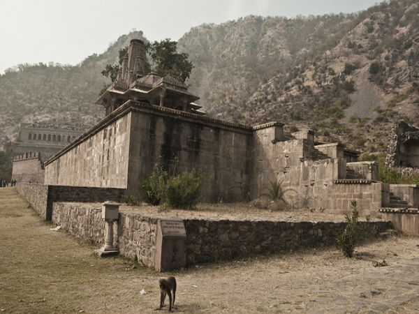 భర్త్రిహరి దేవాలయం, సరస్క