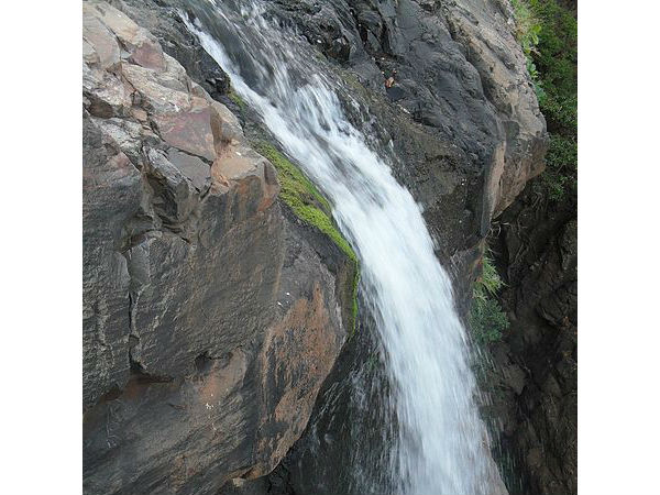 ధరంఘర్ మరియు చుట్టూ ఉన్న పర్యాటక స్థలాలు 