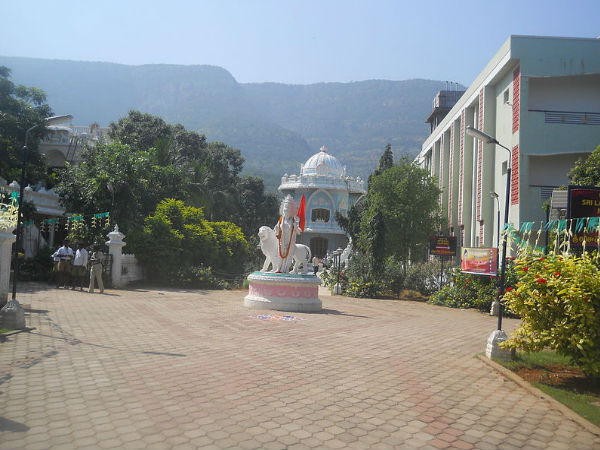 ఆశ్రమాలు, ఆలయాలు