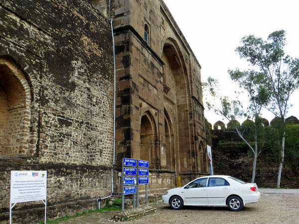 కోట వెలుపలి స్థలం(పార్కింగ్)