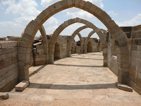 పర్యాటకులను ఆకట్టుకొనే సాత్ కమాన్ 