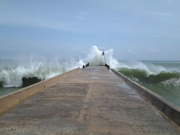 కొలచెల్ హార్బర్ వద్ద ఎగిసిపడుతున్న అలలు