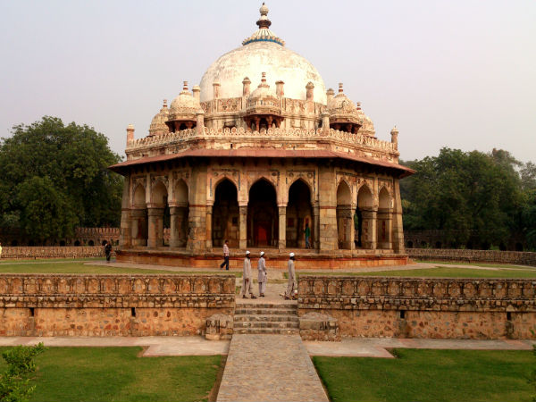 ఇషా ఖాన్ సమాధి