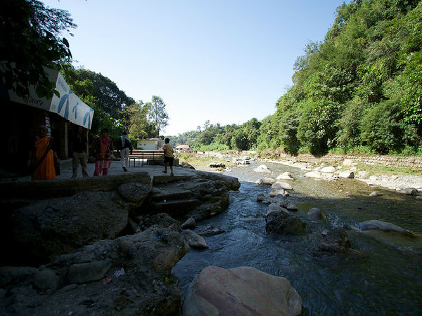 గుహలో ప్రవేశించే నీరు