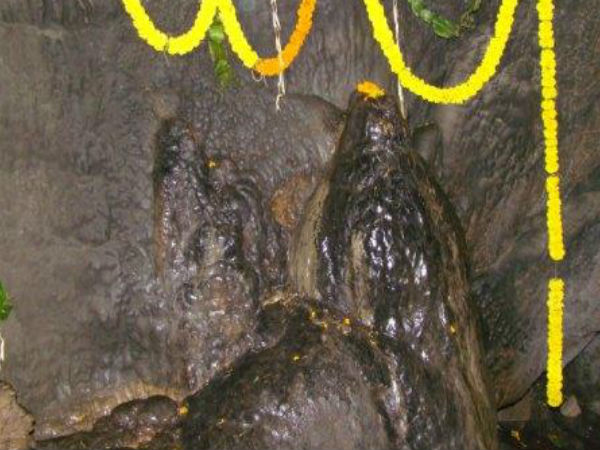 గుహ గోడలపై దేవుళ్ళ చిత్రాలు 