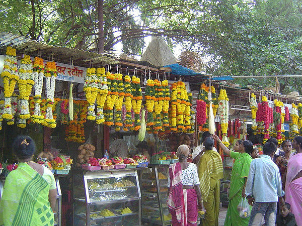 ఆలయం వద్ద పూజా సామాగ్రి షాప్ లు 