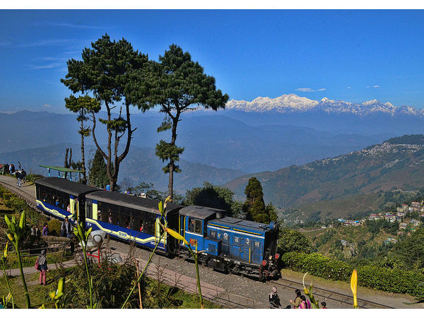 న్యూ జల్పాయ్ గురి - డార్జీలింగ్ వెళ్లే రైలు