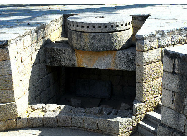 భారీ రాతి తిరుగల్లు