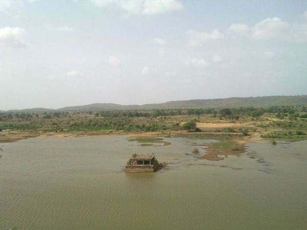 కోనేరు, దాని మధ్య ఒక మండపం