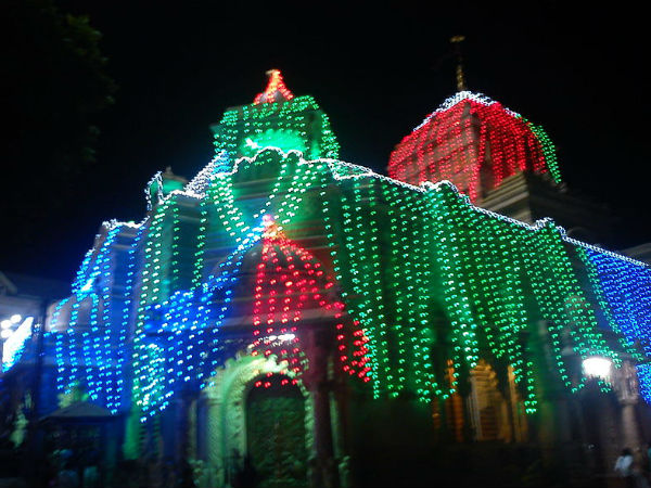 రాత్రిపూట విద్యుత్ దీపాలలో ఆలయం