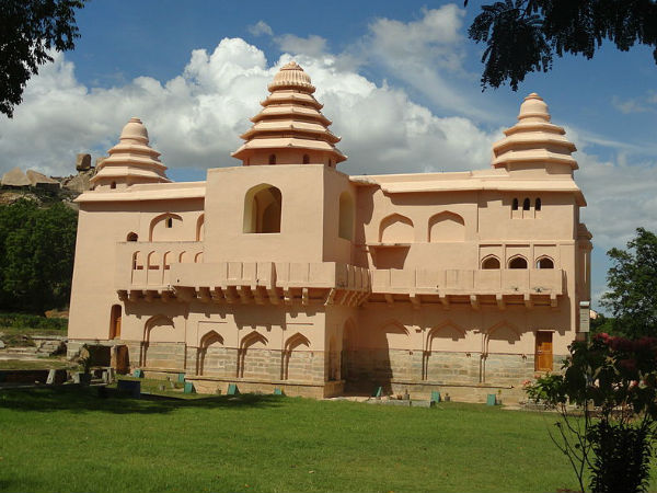 గుర్రపు శాల కావొచ్చు ??