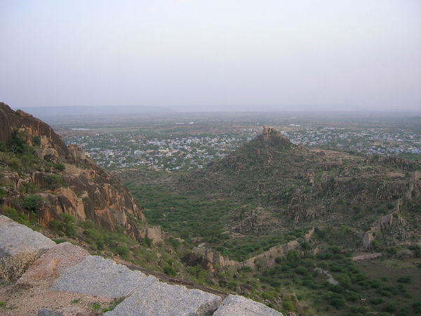 దేవరకొండ కోట పై భాగం నుండి దృశ్యాలు