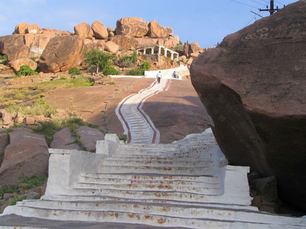 కొండ మీదకి చేరుకోవటానికి మెట్లు 