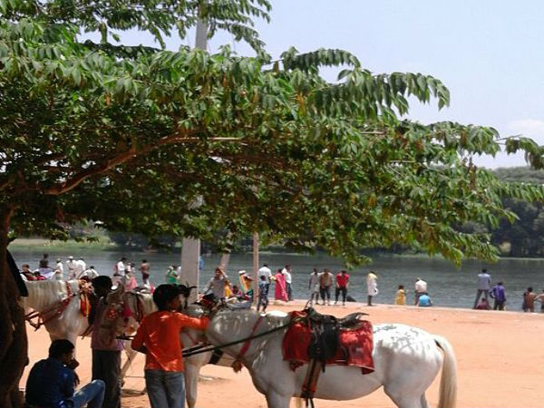 కపిల నది ఒడ్డున భక్తులు