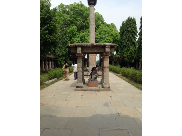 ఆలయం ప్రవేశంలో నంది విగ్రహం