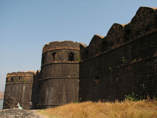 దుర్భేద్యమైన కోటగోడలు 