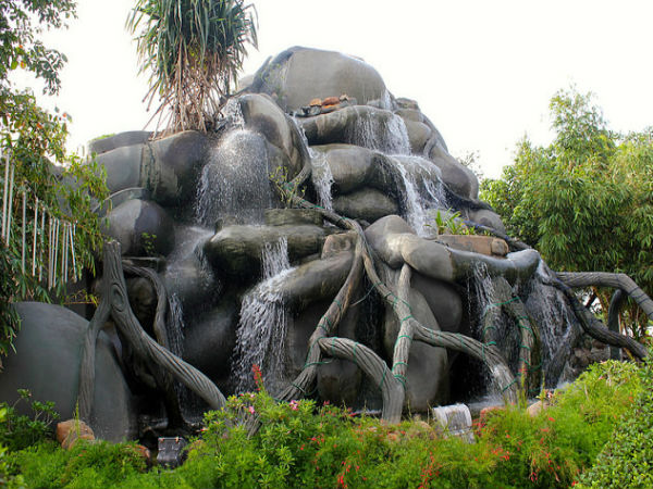 బీచ్ సమీపంలో చారిత్రక భవనాలు మరియు స్మారకాలుచిత్రకృప : Nagarjun Kandukuru