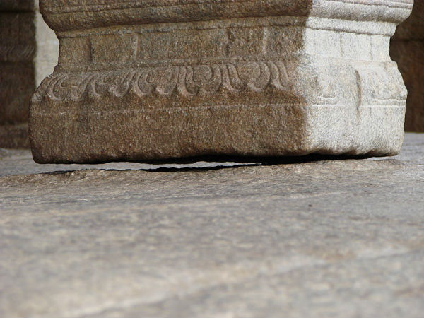 ఆధారం లేని స్తంభం