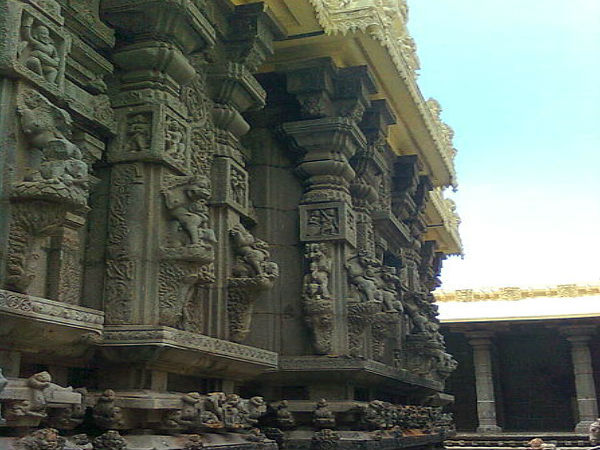 చందనంతో పూత పూస్తారు