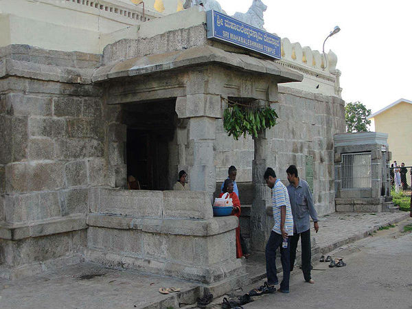 చాముండేశ్వరి పచ్చల హారం బహు ఖరీదు !!