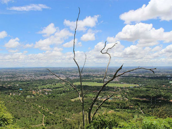 చాముండి హిల్ పై నుండి దృశ్యం
