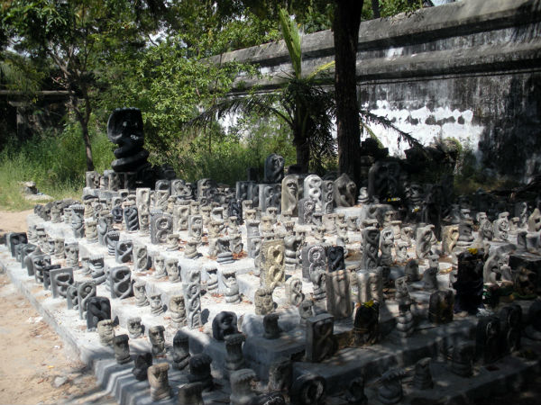 చుట్టూ గల విగ్రహాలు