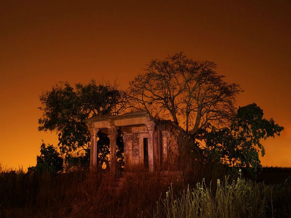 శిధిలమైపోయిన గుడి