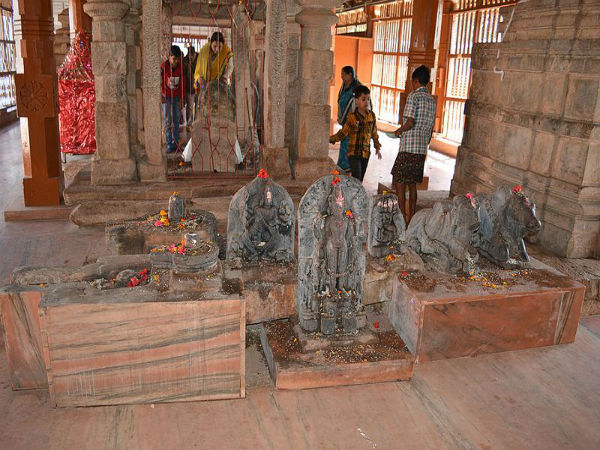 టెంపుల్ ప్రాంగణం లోని విగ్రహాలు