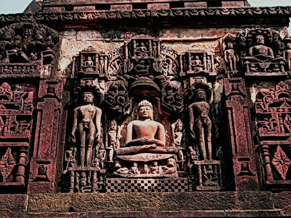 దేవాలయ గోడలపై అందంగా చెక్కిన శిల్పాలు