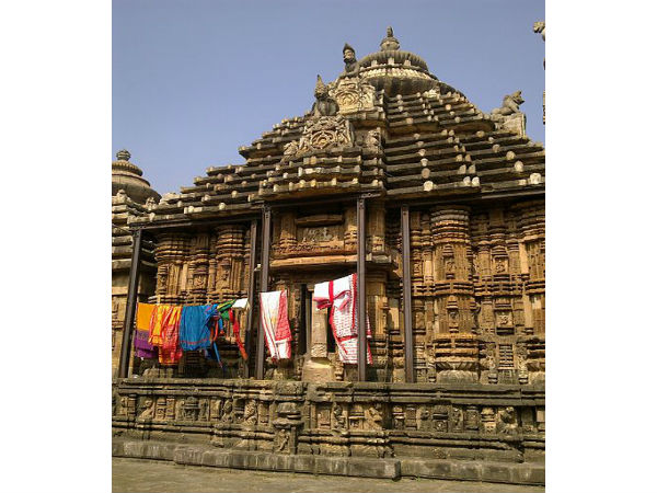 గోడలపై గల శిల్పాలు