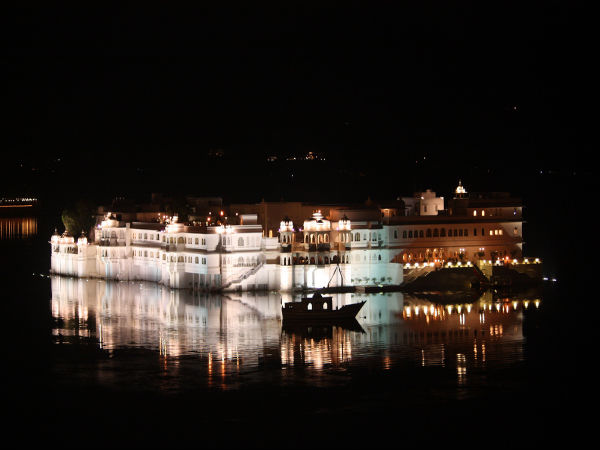 2. లేక్ ప్యాలెస్