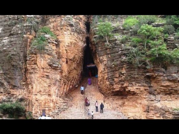 1. సహజ సిద్దంగా వున్న గుహ