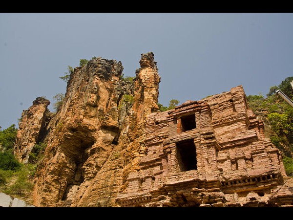 8. సహజ సిద్ధంగా ఏర్పడిన కొండగుహలు