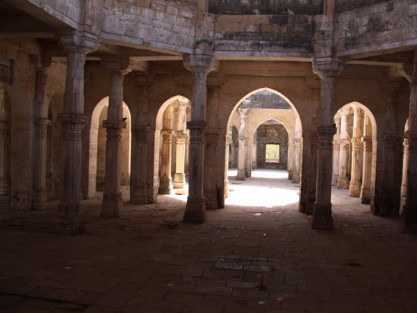 14. బౌద్ధ గుహలు, జునాగఢ్