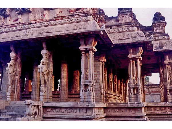 4. గర్భగుడి