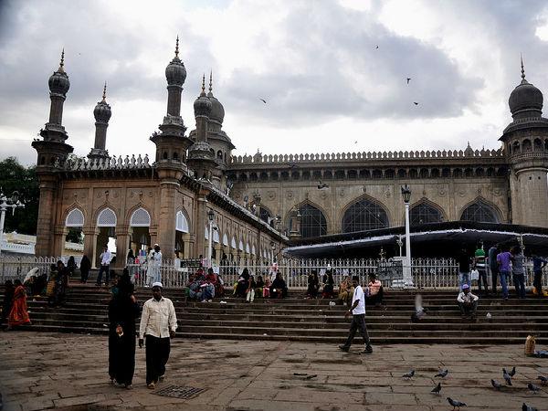 15.మక్కా మసీద్ 