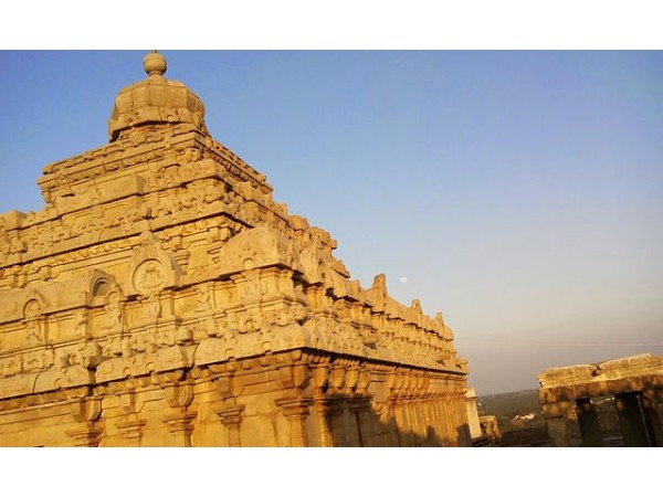 2. శ్రావణ బెలగోళ లేదా గోమఠేశ్వర విగ్రహం