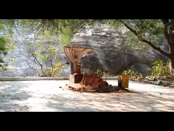 పాము పడగ కొండగా