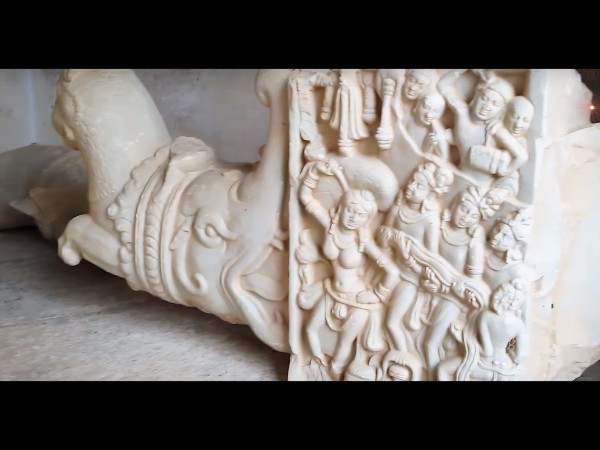 తవ్వకాలలో బంగారునాణెం