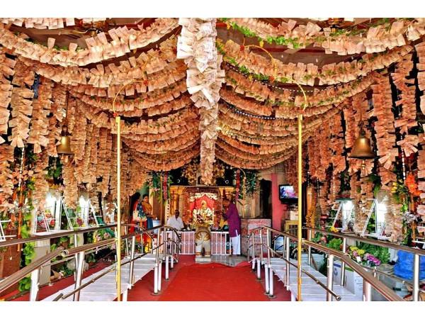 ఆ గుళ్ళో బంగారం, వెండి వస్తువులే ప్రసాదం !