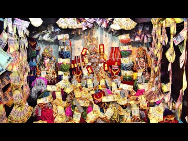 ఆ గుళ్ళో బంగారం, వెండి వస్తువులే ప్రసాదం !