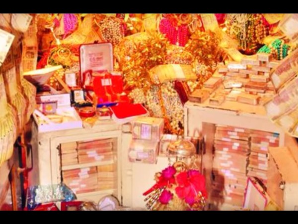 ఆ గుళ్ళో బంగారం, వెండి వస్తువులే ప్రసాదం !