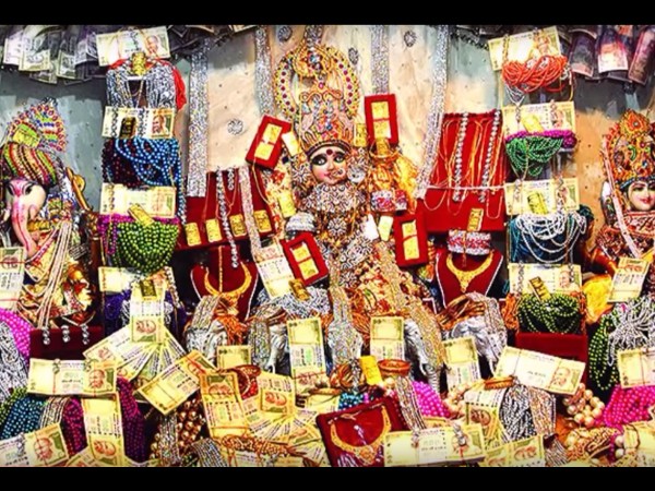 ఆ గుళ్ళో బంగారం, వెండి వస్తువులే ప్రసాదం !